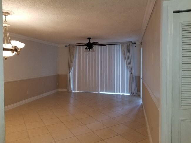 Building Photo - 7500 NW 1st Ct Unit Lakes of Newport Condo