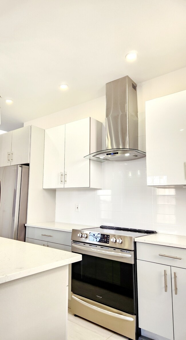 Building Photo - 1659 Hancock St Unit Pristine Amazing 3BdrmApt