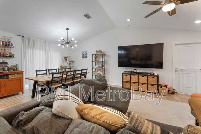 Building Photo - 902 W Alsobrook St