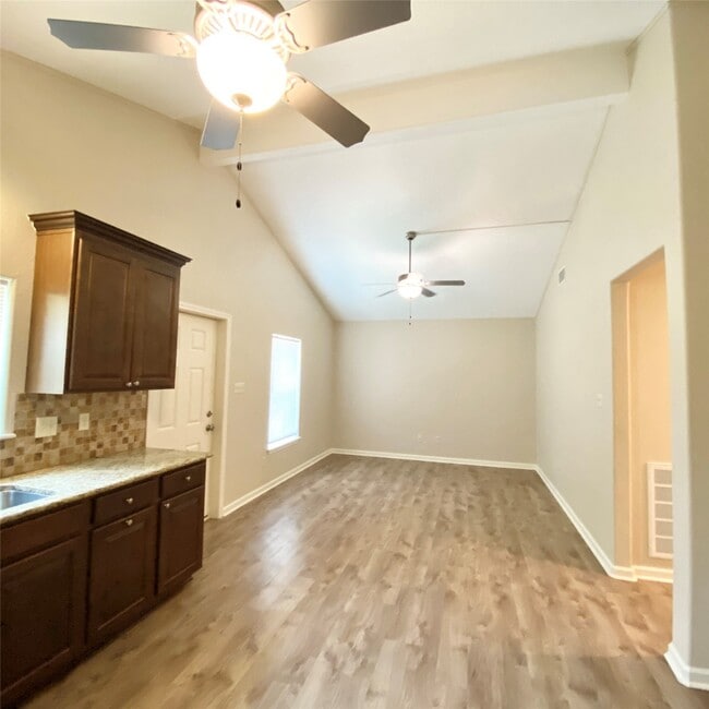 Photo - 140 Huisache St