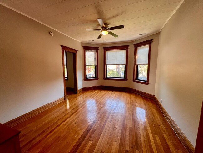Building Photo - 3855 W Wrightwood Ave