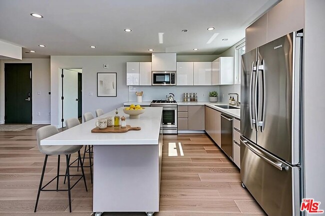 Photo - 328 N Maple Dr Unit 201