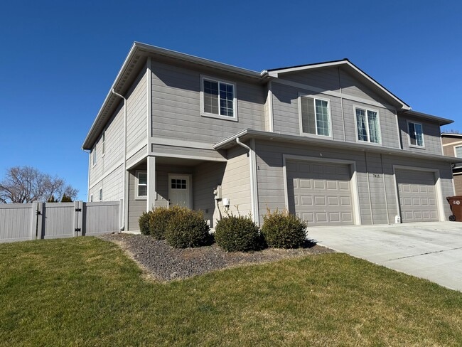 Building Photo - Stunning 4 Bedroom Townhome - $500 SPECIAL MOVE IN CREDIT