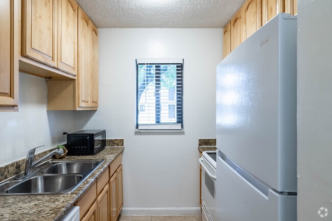 1 BR, 1 BA - 619SF