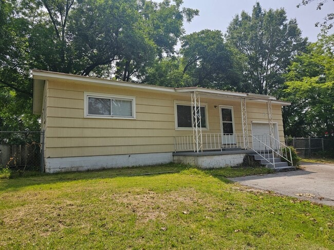 Building Photo - Don't Miss this 2 bedroom with Garage, Lar... Rental