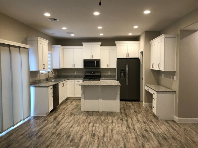 Building Photo - Like New Townhouse in St. George!