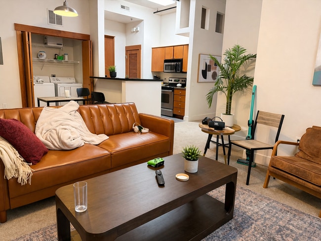 Photo - 10 W 10th St