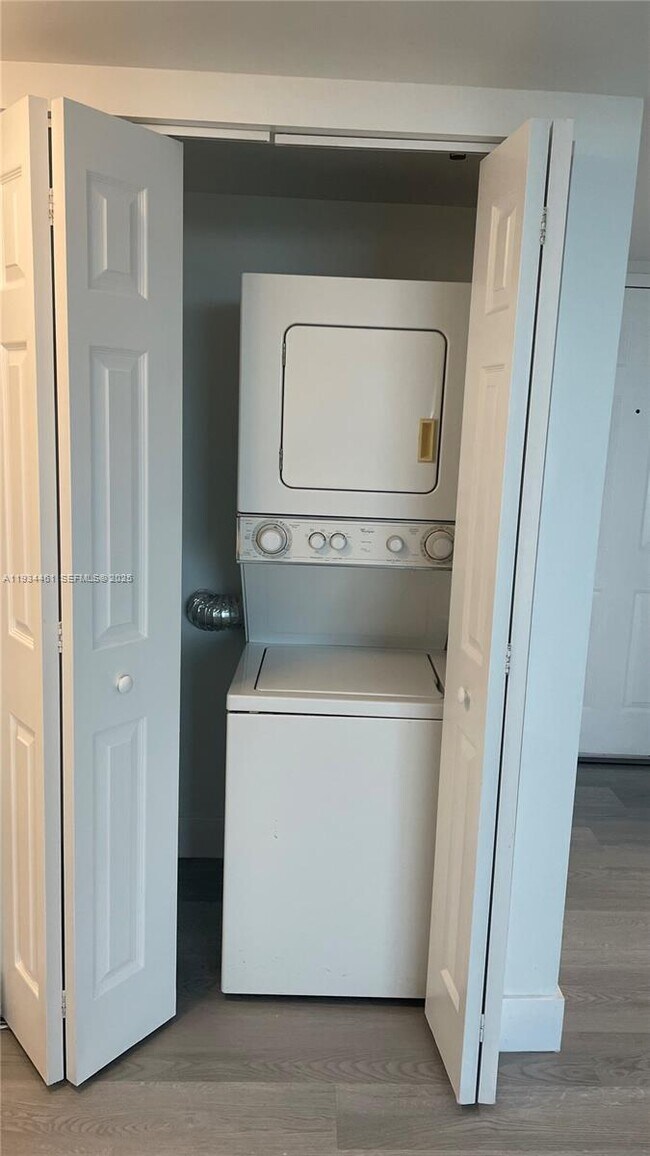 Photo - 3000 Coral Wy Unidad 1509