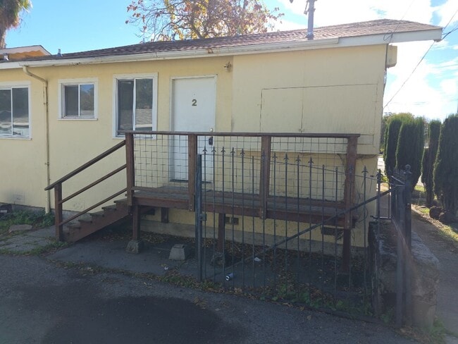 Building Photo - 13445 Lakeshore Dr Unit 2