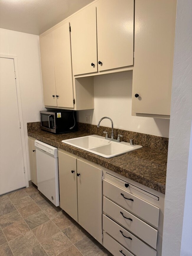 Photo - UPSTAIRS 2 BED UNIT IN ROSEVILLE!!