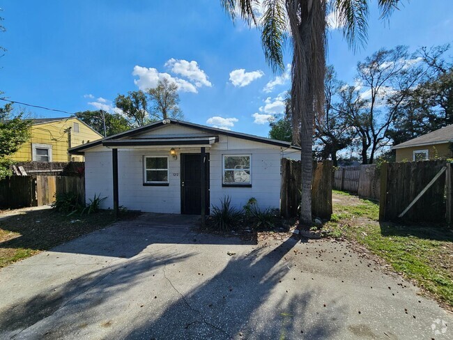 Building Photo - AWESOME DEAL 3 Bedroom |1 Bath HOUSE !