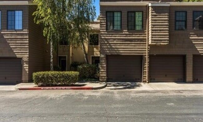 Building Photo - Gorgeous Two-Bedroom Condo with Golf Cours...
