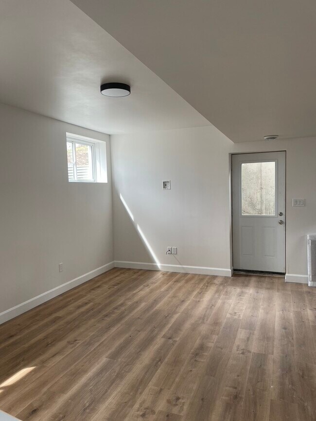 Photo - 233 Mill St W