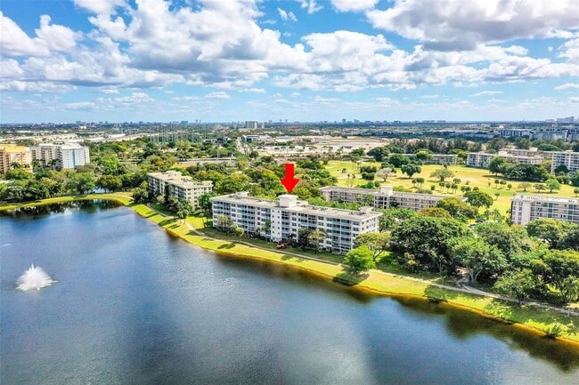 Building Photo - 2801 N Palm Aire Dr Unit 201