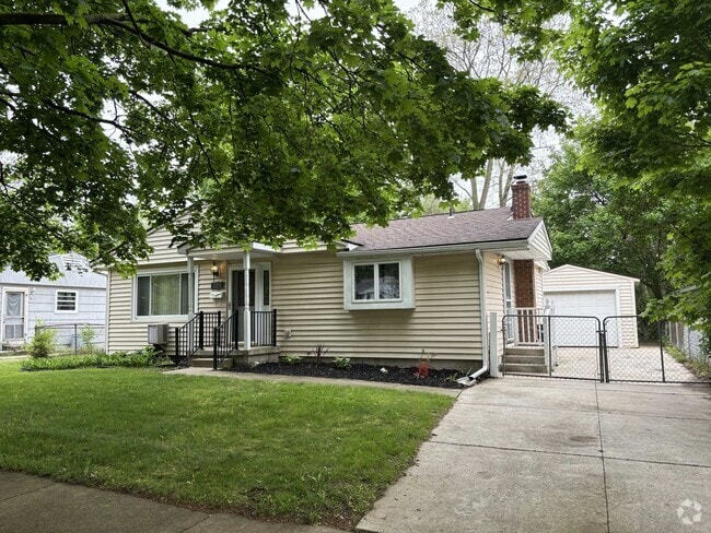 Building Photo - Chelsea Downtown Area 3-bedroom Ranch Rental