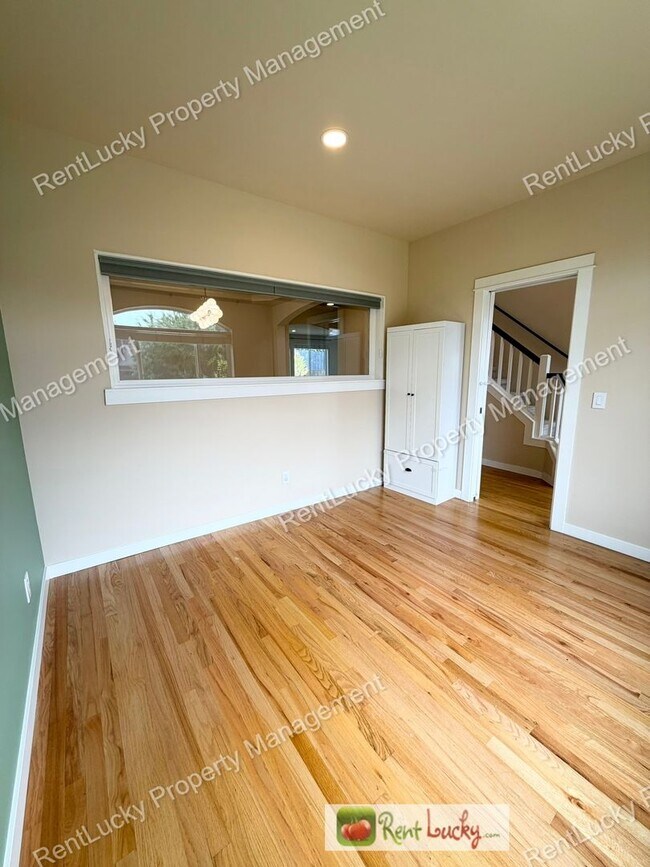 Photo - GREAT 5 Bedroom Home in Bothell with Smart Lights and Beautiful Family Room!