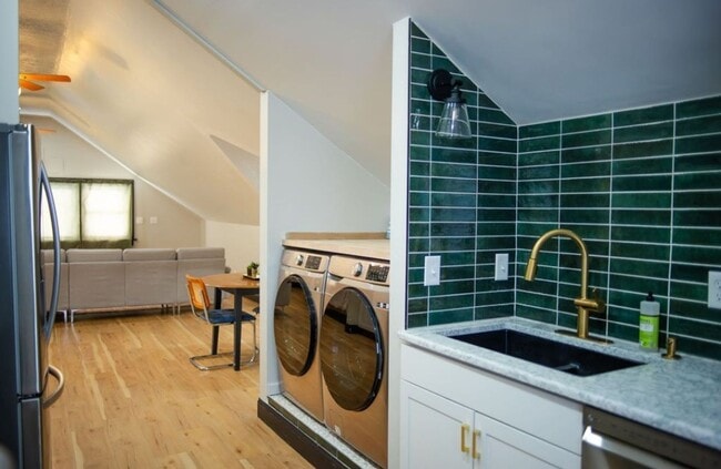 Building Photo - 4174 Cass St Unit #B Rental