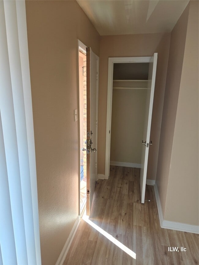 Building Photo - 812 Marshall St Unit 6