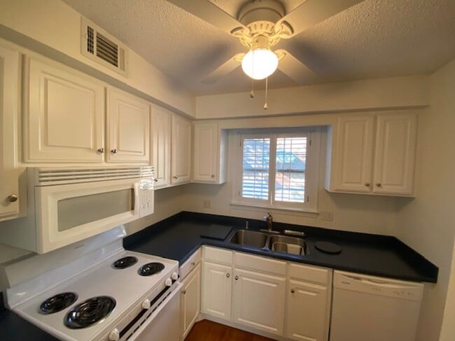Building Photo - 2 bedroom 1.5 bath  The Cloister Condominium Unit H-5