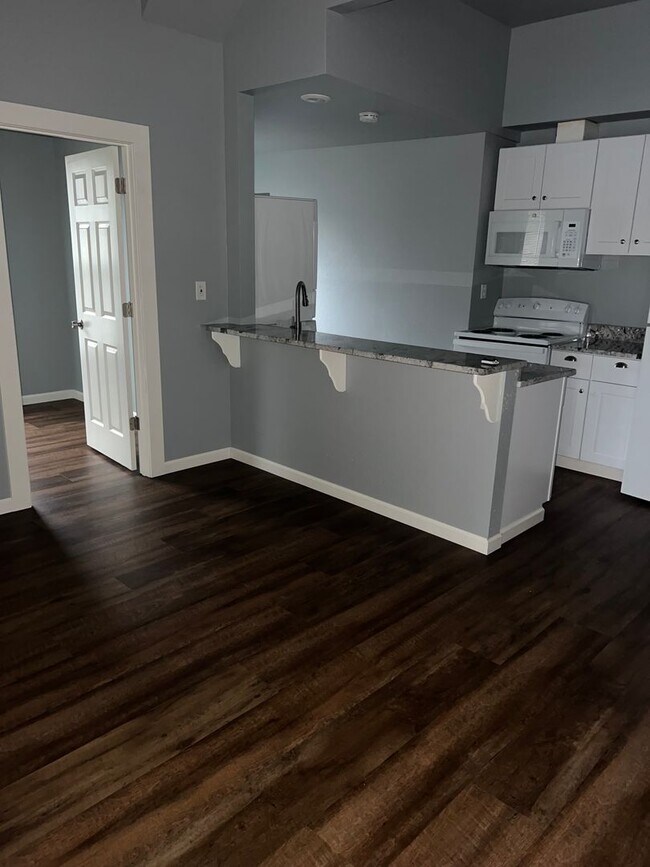 Photo - 1 BED W/BONUS ROOM, FENCED YARD, NEW APPLI...