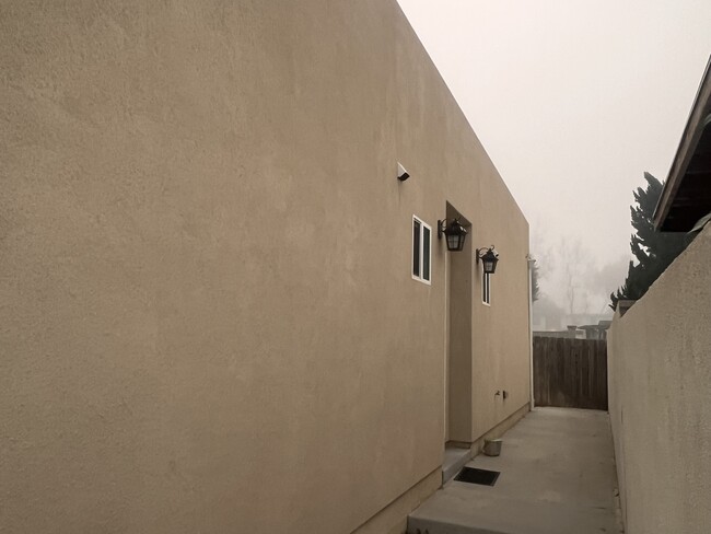 Exterior Front door and walkway - 3529 Waco St Casa