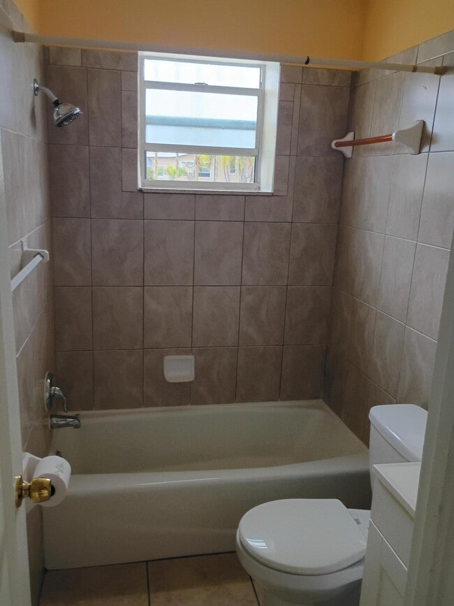 Photo - 2221 Johnson St