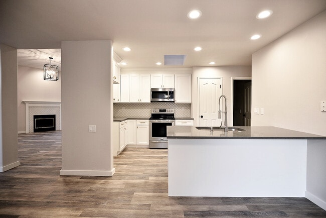Photo - 2340 N Warwick Ave