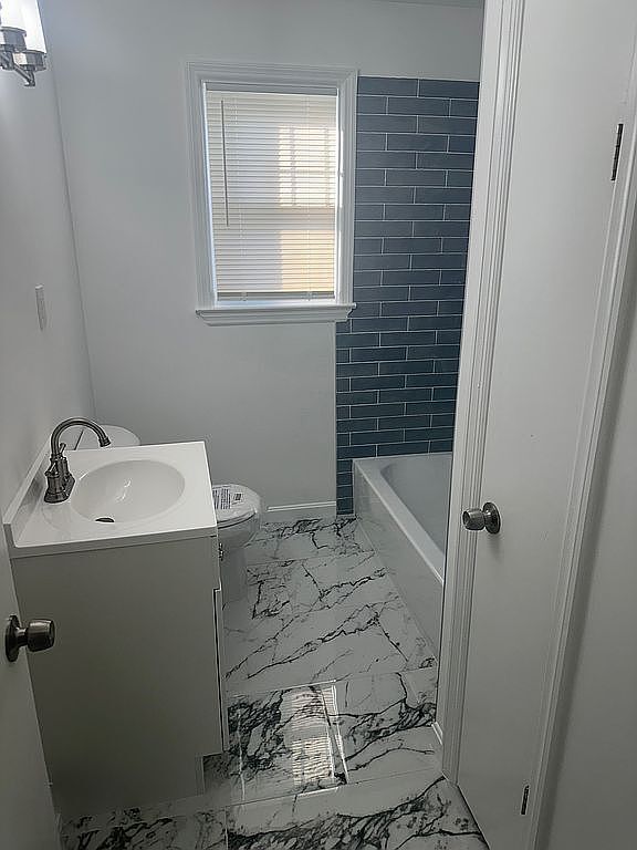 Building Photo - 6507 Kenwood Ave Rental