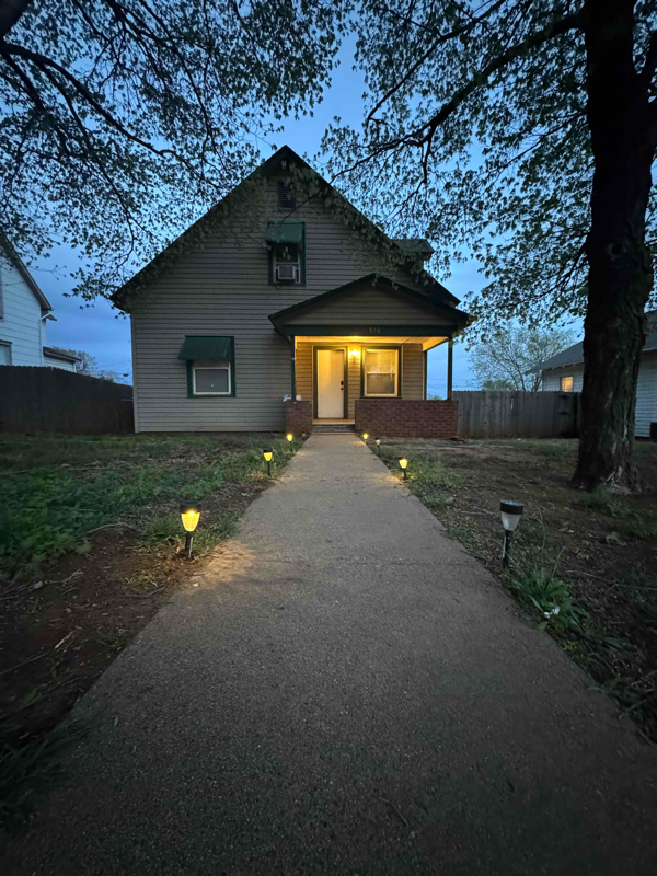 Building Photo - 616 N State St Rental