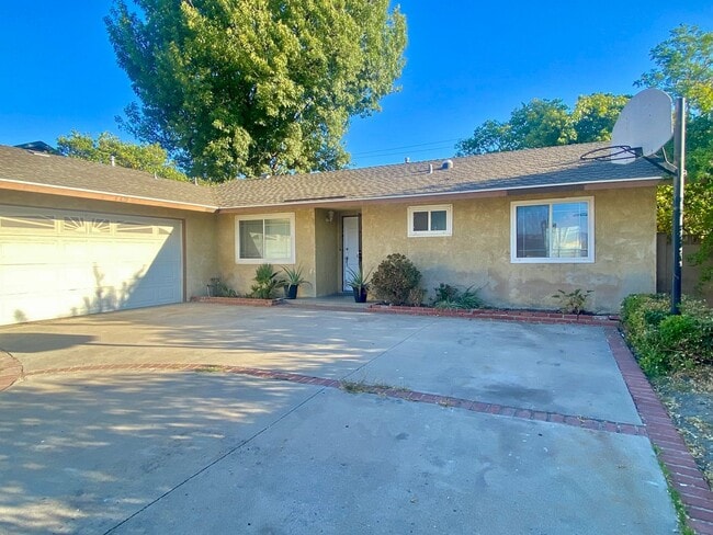 Building Photo - Beautiful Single Story Home Across From Ro...