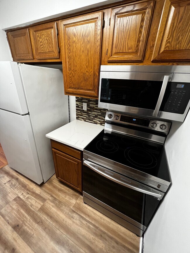 Kitchen - 1914 Ravens Crest Dr