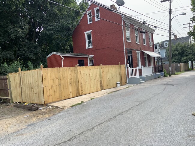 Building Photo - 218 E Gas Ave Rental