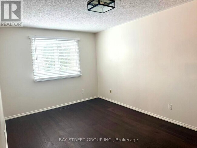 Photo - 4497 Longmoor Rd