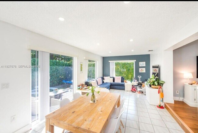 Photo - 819 Capri St