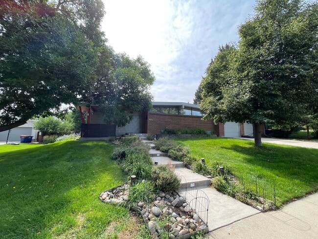 Building Photo - Show Stopper! Rental