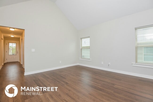 Photo - 865 Maple Trce