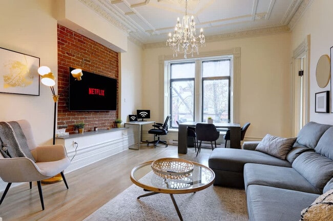 Building Photo - 3831 R. Saint-Denis