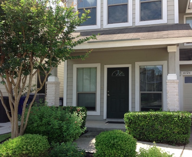 Building Photo - Two Bedroom Townhouse, Great Location!