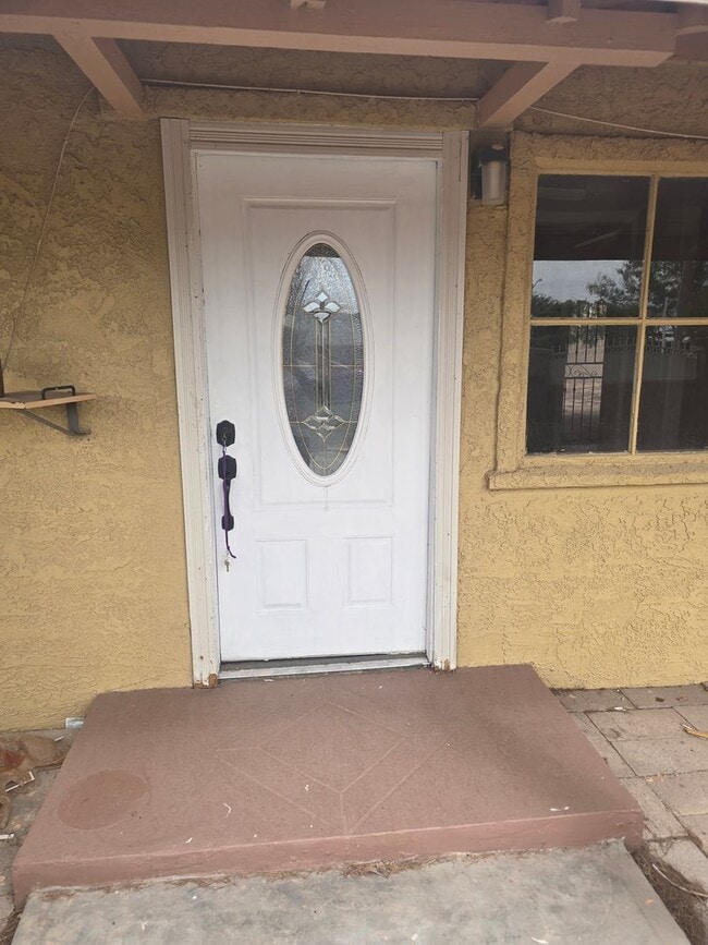 Building Photo - Spacious 3bd/1ba in a HUGE GATED Property!