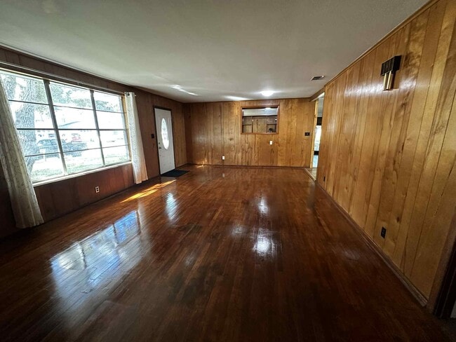 Photo - 421 Corvet St