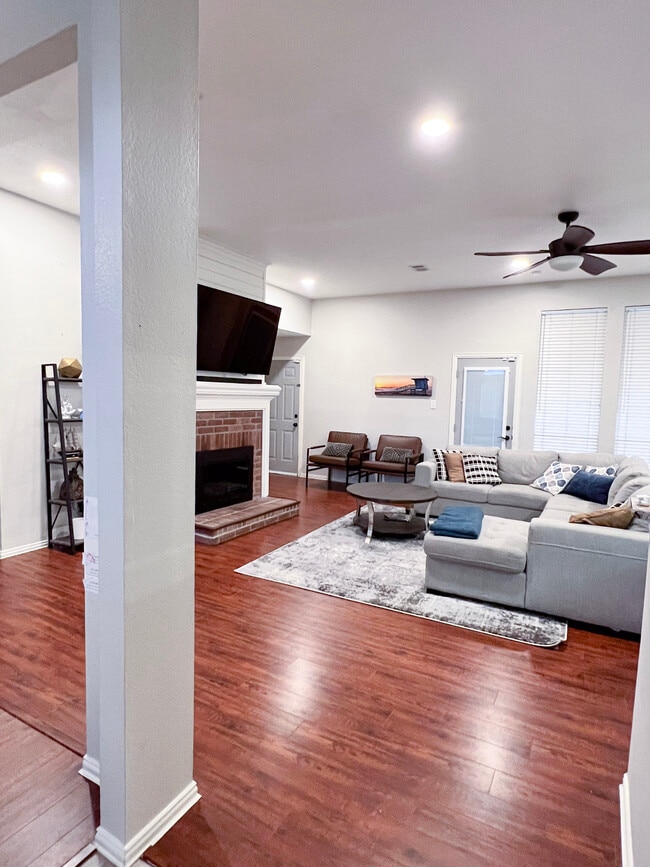 Photo - 1207 Old Knoll Dr