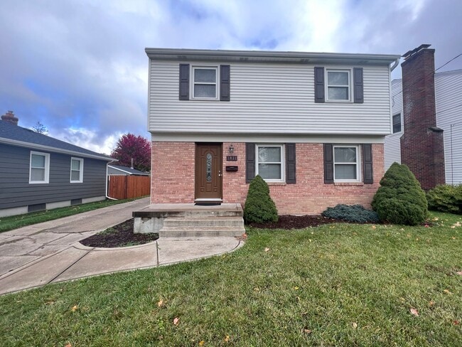 Building Photo - 5 Bedroom home on the NE side of Grand Rapids