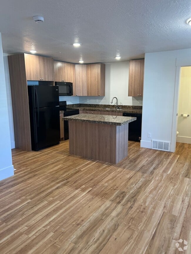Building Photo - Townehome in Evanston