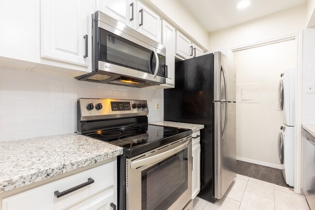 Building Photo - 14600 Fonmeadow Dr Unit 1105