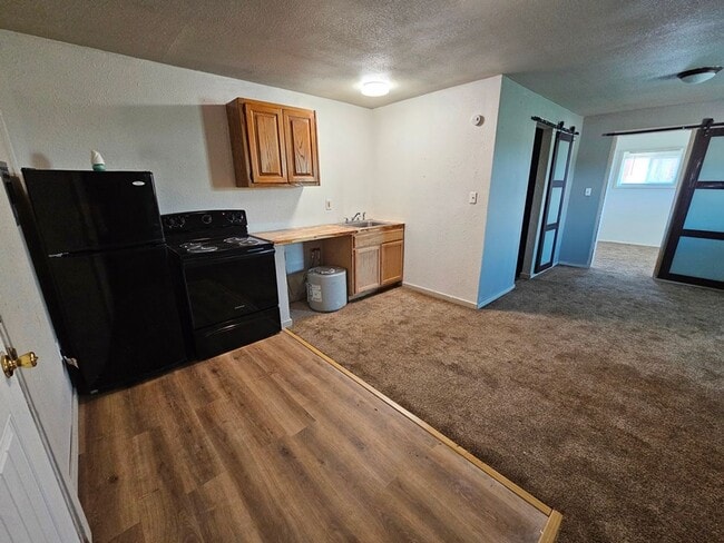 Building Photo - 1 Bdrm Efficiency with Utilities Paid Rental