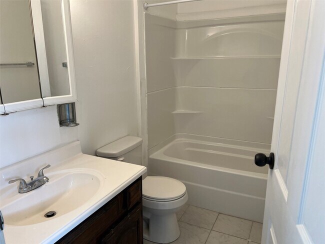 Photo - 180 Hawley St