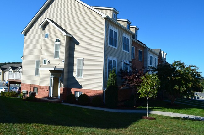 Gorgeous End Unit Townhouse in Bluestone H... - Gorgeous End Unit Townhouse in Bluestone H...