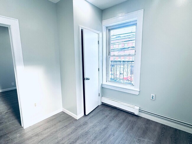 Building Photo - 113 Mallory Ave Unit B