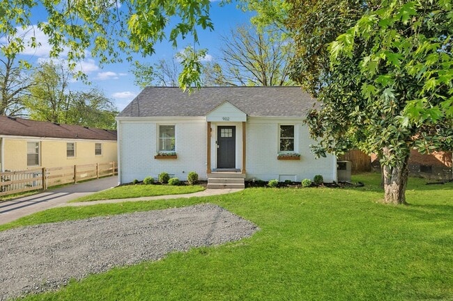 Building Photo - 902 Broadmoor Dr