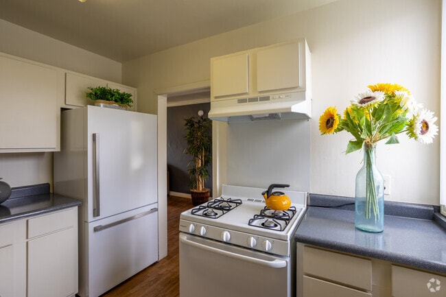 2 habitaciones, 1 baño - 830 pies cuadrados - Wyvernwood Garden Apartments